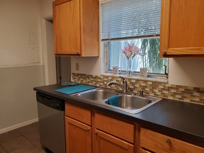 Building Photo - Walk to Lake Hollingsworth...Available Now