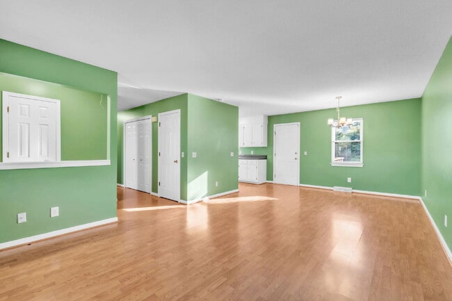 Building Photo - 3BR/2BA Cul-de-Sac Retreat Minutes from Downtown..Fenced Yard & Deck! $2100/mo rent