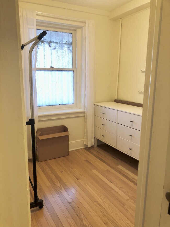 Building Photo - Fully Furnished Studio Apartment on Jones ...