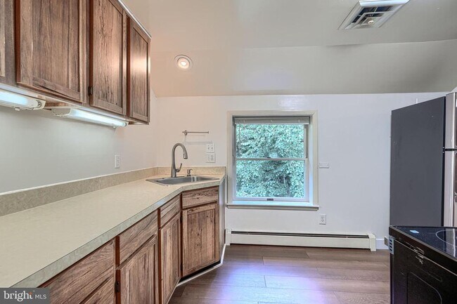 Building Photo - 1703 Roland Ave