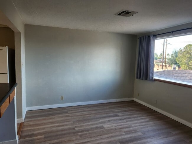 Building Photo - 1 BR 1 BATH FULL REMODEL UPPER UNIT FREE RENT OAC