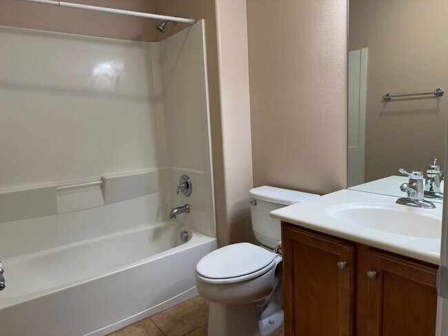 Building Photo - Corner lot Roseville property!