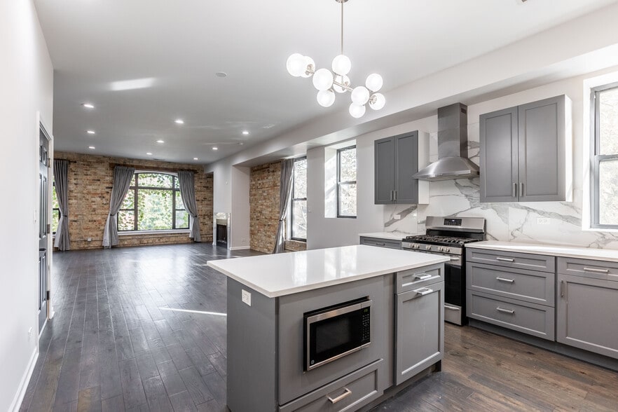 Building Photo - 2701 W Thomas St