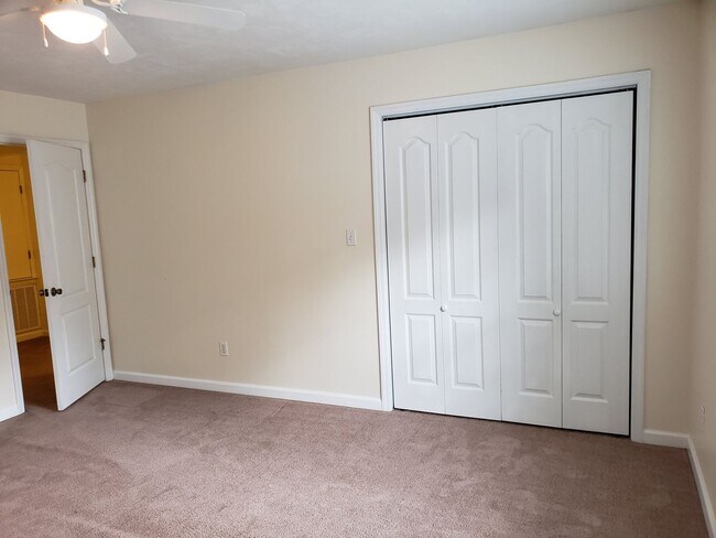 Building Photo - Large 4 bedroom town home with ceramic tile for rent right away for $1650
