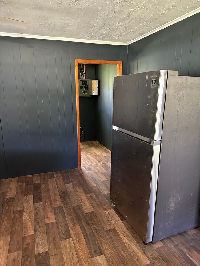 Building Photo - 19465 Mobile Rd