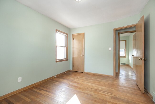 Building Photo - 3 BED 1 BATH SINGLE FAMILY HOME IN BEAUTIF...