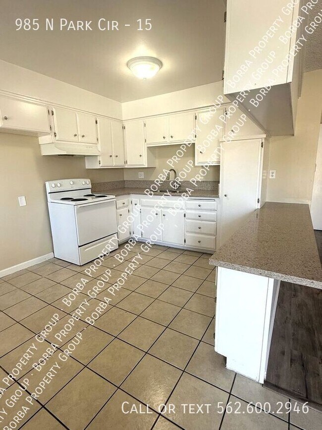 Building Photo - 985 N Pk Cir