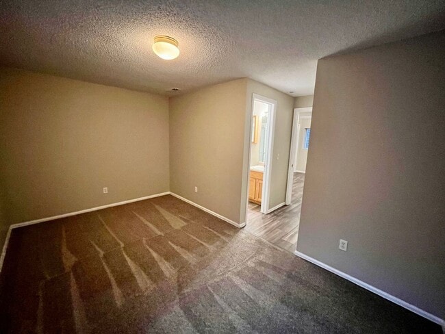 Building Photo - Charming 3 Bedroom Townhome w/ Basement
