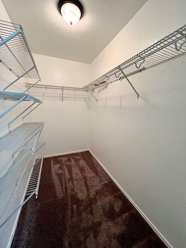 Building Photo - Large 4 bedroom/2.5 bath conveniently located to Lackland AFB! Move-in Ready!