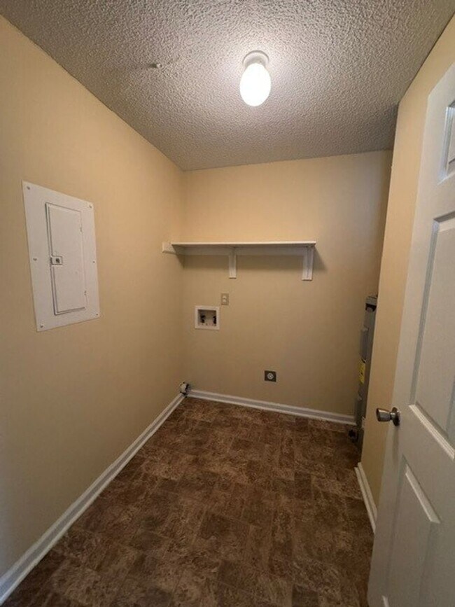 Building Photo - *** $200 OFF FIRST MONTH RENT ***