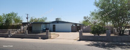Building Photo - $1,400 Steal! Cozy 2-Bedroom Home in the H...