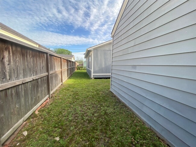 Building Photo - 7619 Ilex St