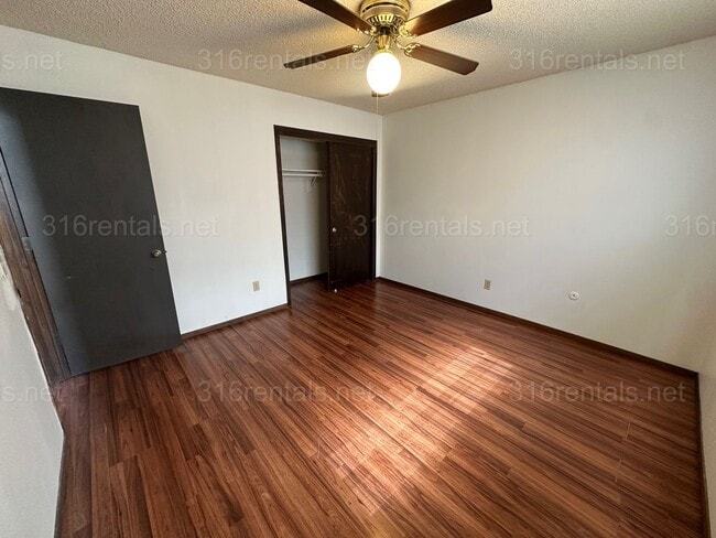 Building Photo - $875 - 2 bed 1.5 bath - Duplex within walking distance from Walmart