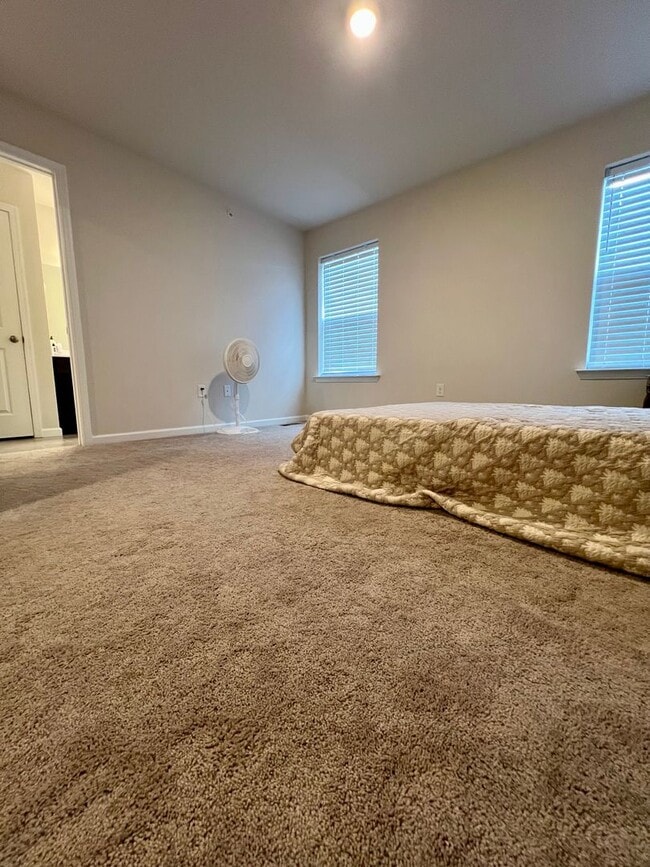 Building Photo - Luxurious 3-Bedroom Townhome in Norristown! Available mid-July!