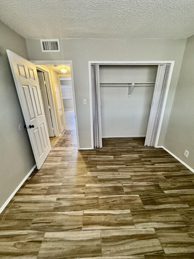 Building Photo - Fresh, Comfortable & Easy to Show!