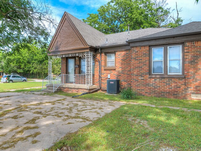 Building Photo - Updated DUPLEX + Minutes away from The Plaza, Paseo, Midtown, Uptown District!