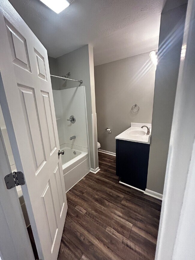 Building Photo - Newly Remodeled 3 Bedroom 1 Bathroom with ...