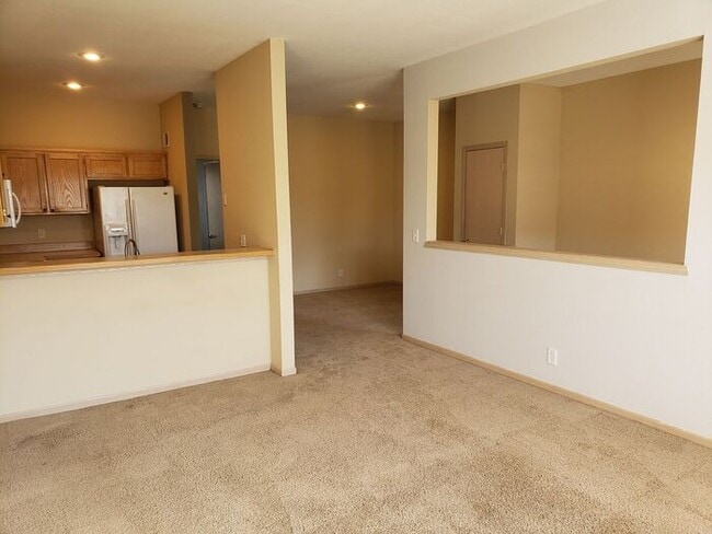 Building Photo - Beautiful Gardner Townhome-Available in MAY!!