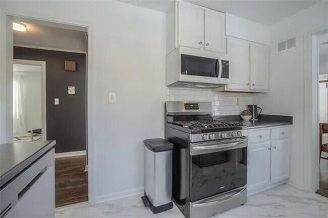 Building Photo - 4100 W 59th St