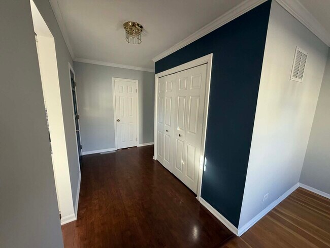 Building Photo - 1730 N Ridge Ave