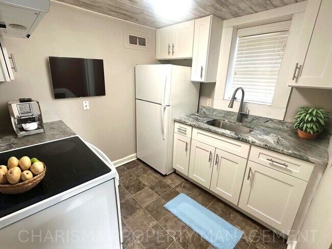 Building Photo - 917 Plex
