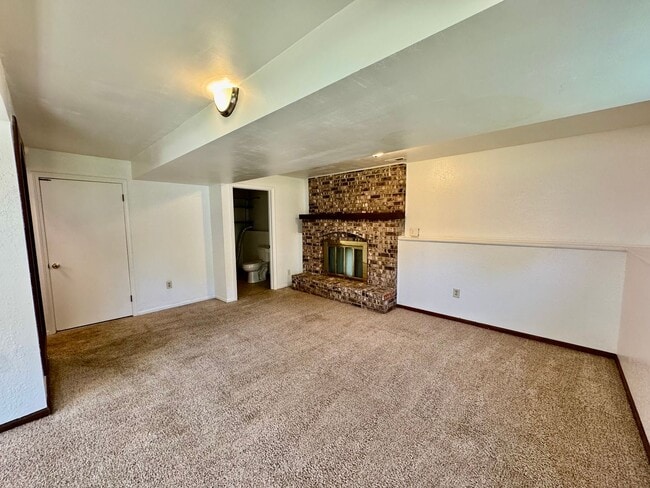 Building Photo - short term lease available