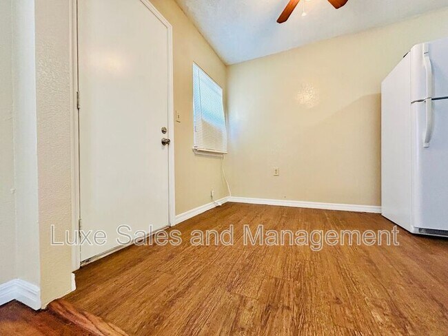 Building Photo - 421 E Showalter Dr