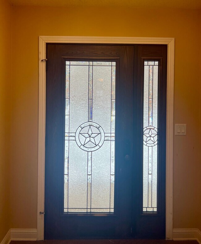 Building Photo - Gorgeous brick home with room to roam!