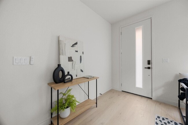 Building Photo - 1709 Maple Ave