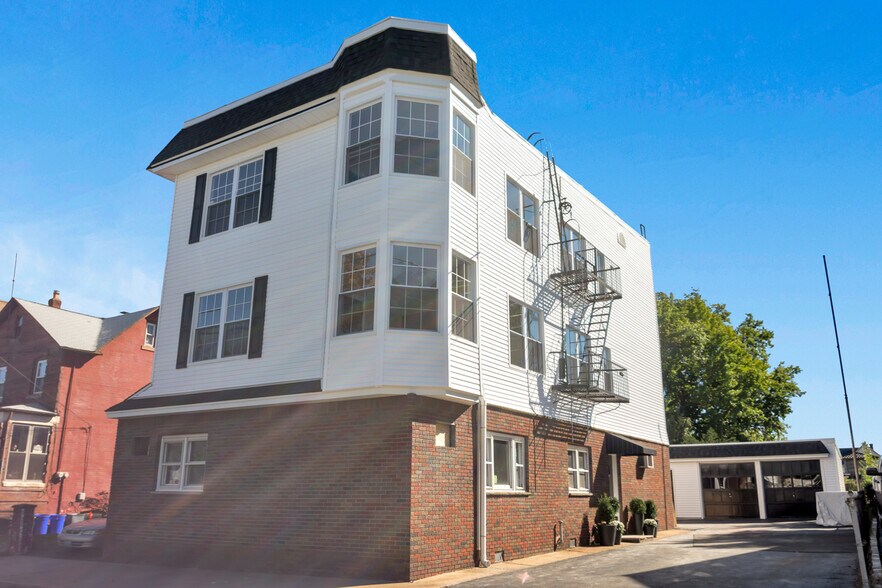 Building Photo - 406 Semel Ave