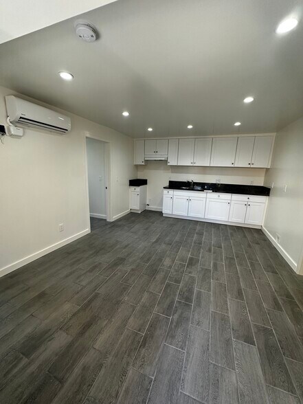 Open Kitchen - 957 W 45th St