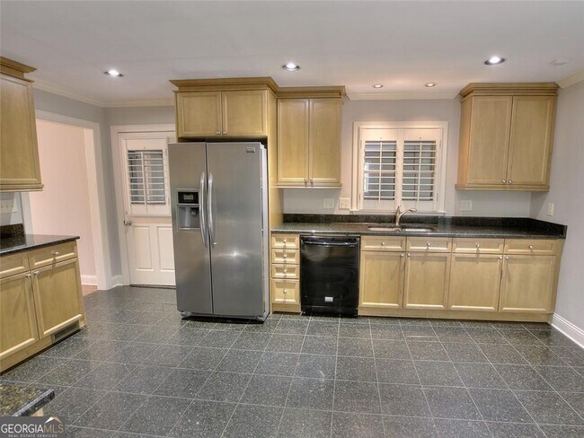 Building Photo - 5575 Lake Forrest Dr NW