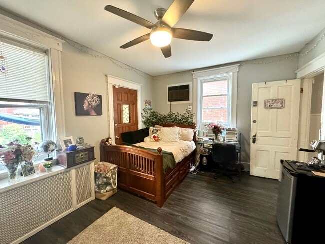 Building Photo - 5 bed/2 bath Mins. from UC Campus for Only...