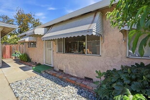 Building Photo - 2105 Royal Dr