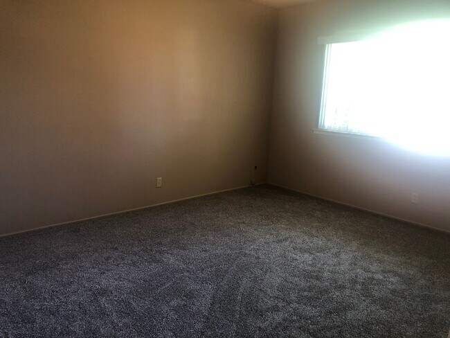 Building Photo - 3 Bed 2 Bath Presidential Home near Los Banos High School with HUGE Backyard!