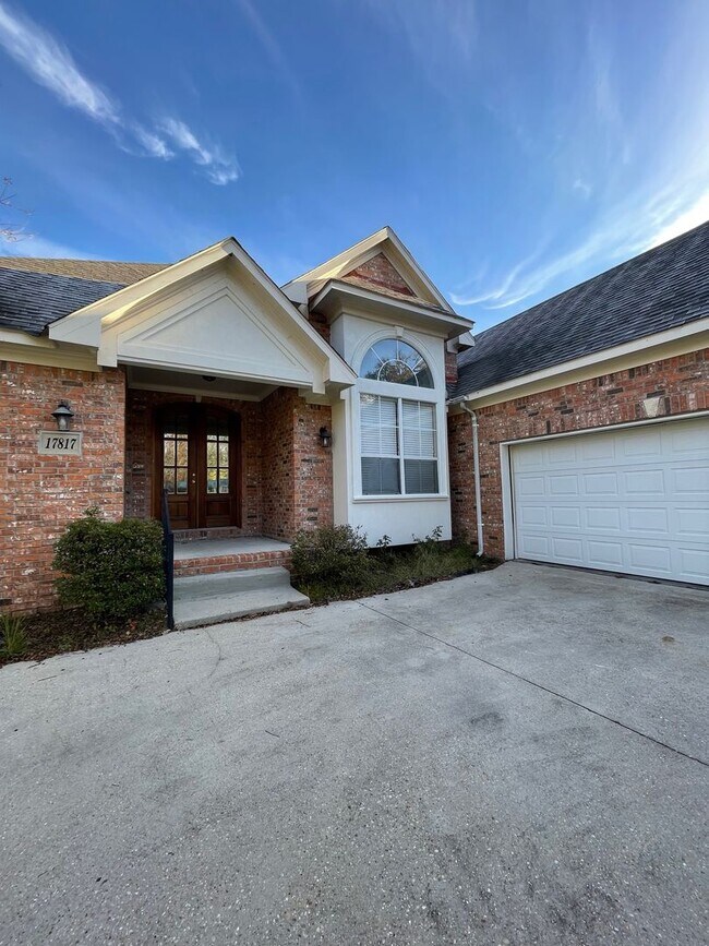 Building Photo - 3 BEDROOM HOUSE!