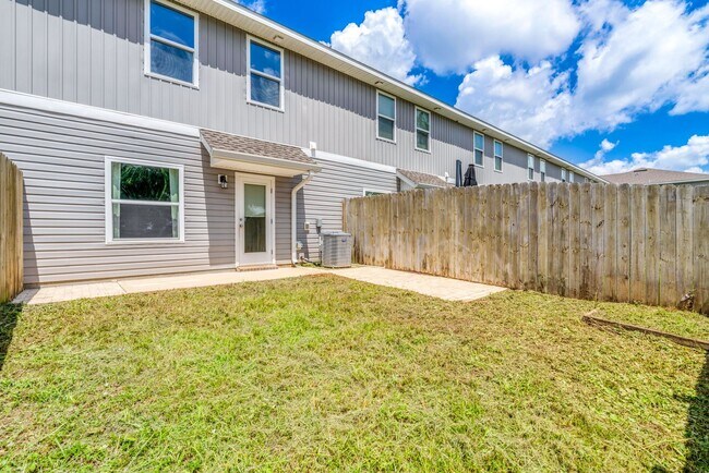 Building Photo - Newer 3 Bed/2.5 Bath Townhome with Modern ...