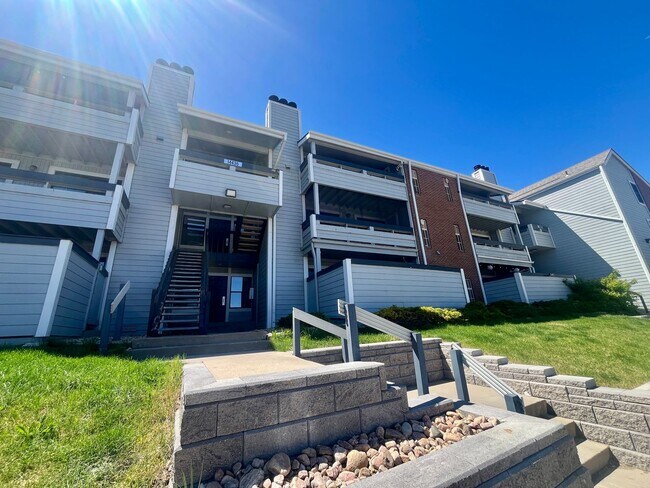 Building Photo - **$500 Move in Special**  Updated Spacious 1 bed/1 bath in Aurora