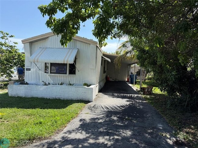 Building Photo - 3161 SW 53rd Ave