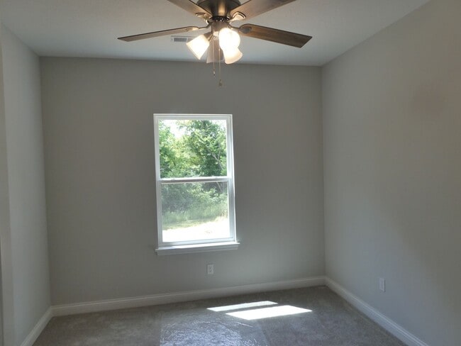 Building Photo - 3 Bedroom 2 Bathroom in South