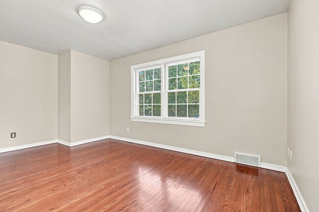 Building Photo - 912 Beechwood Rd