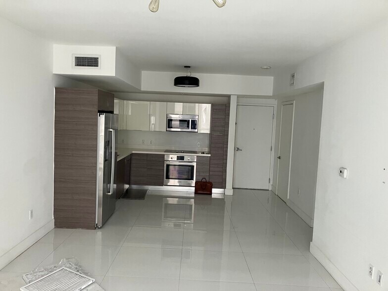 Building Photo - 1010 SW 2nd Ave