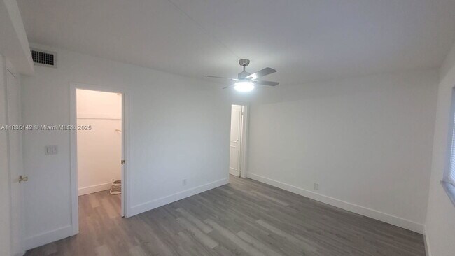 Building Photo - 1100 Pine Dr