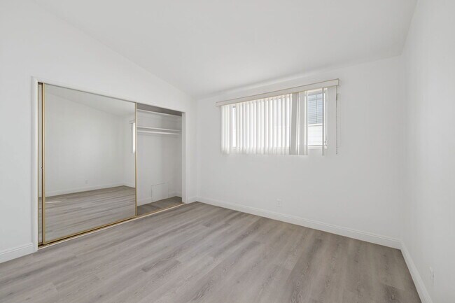 Building Photo - 333 Rexford Dr