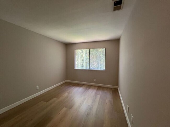 Building Photo - 3 Bed End Unit in Mt. View