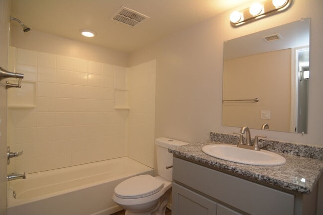 Building Photo - Remodeled 1 Bedroom 1 Bath Condo! Great Central Tucson Location!