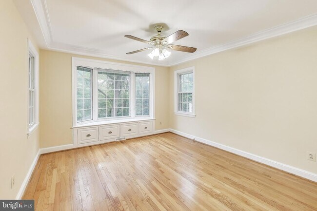Building Photo - 9326 W Parkhill Dr