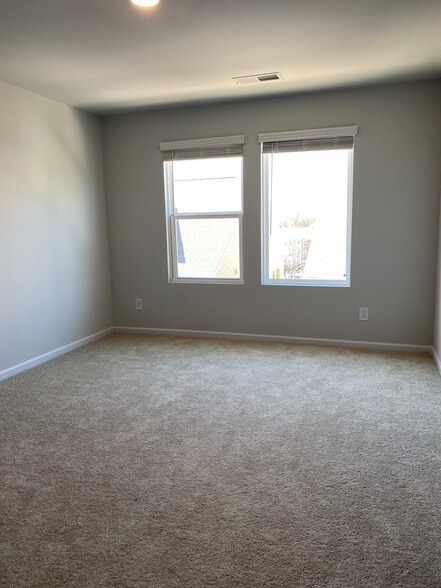 Building Photo - Room in Townhome on Statesville Ave