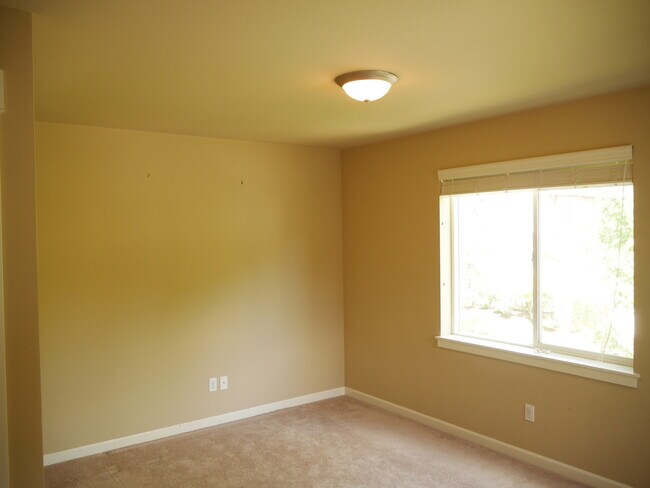 Building Photo - 5 Bedroom 2.5 Bath Home Near Downtown Redmond