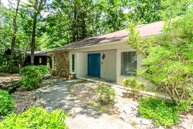 Building Photo - Beautiful 3 bedroom, 3 bath,  mother-in-law sweet with full kitchen in lower level.